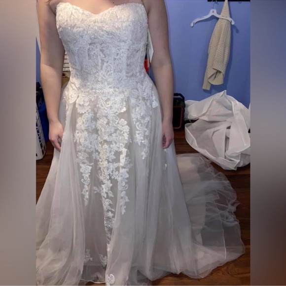 Wedding dress - Picture 4 of 7